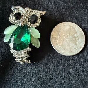 Playful Emerald-colored Silver and Green Owl Brooch